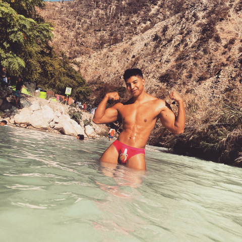 오직 팬들만 볼 수 있는 alexisuriel의 헤더 사진