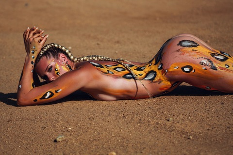 오직 팬들만 볼 수 있는 alyshanewman의 헤더 사진