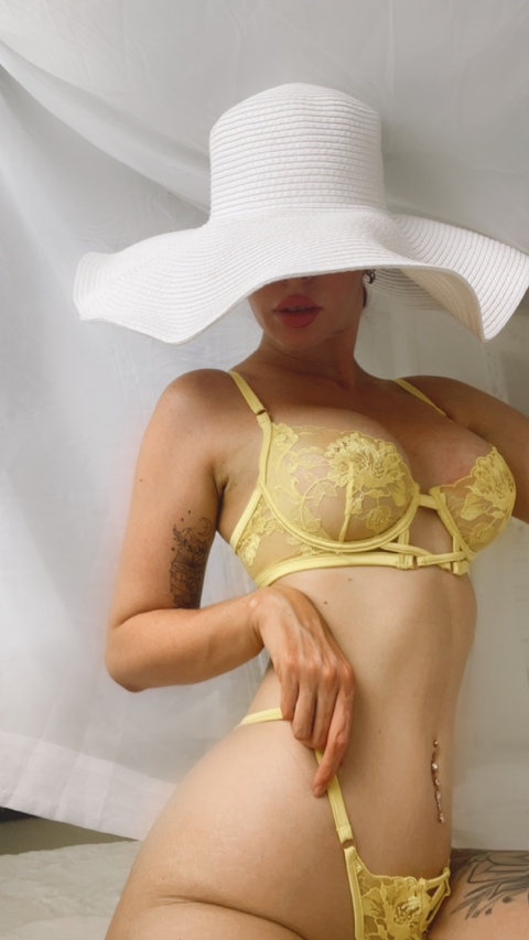 오직 팬들만 볼 수 있는 arianacarter의 헤더 사진