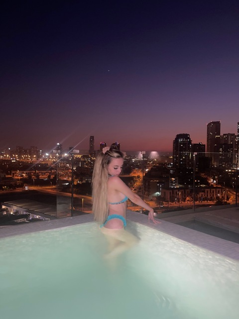 오직 팬들만 볼 수 있는 chloeerosex의 헤더 사진