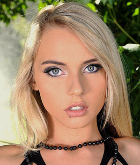 OnlyFans header picture chloetoy