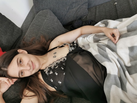 오직 팬들만 볼 수 있는 cutelittlenika의 헤더 사진