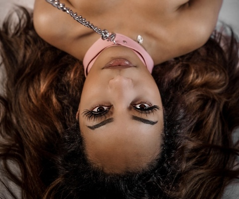 Image d'en-tête OnlyFans essenceofara