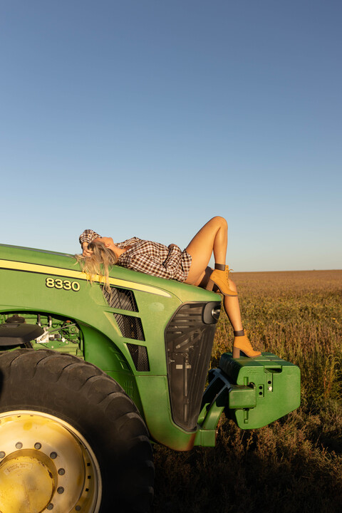 Gambar header OnlyFans femalefarmerrancher