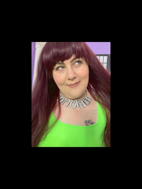 OnlyFansのヘッダー画像 godmotherofass