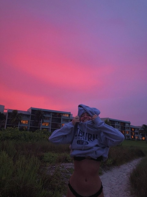 Gambar header OnlyFans h011yb1akee