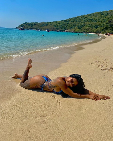 오직 팬들만 볼 수 있는 hola_vix의 헤더 사진