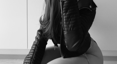 Gambar header OnlyFans iisaemil