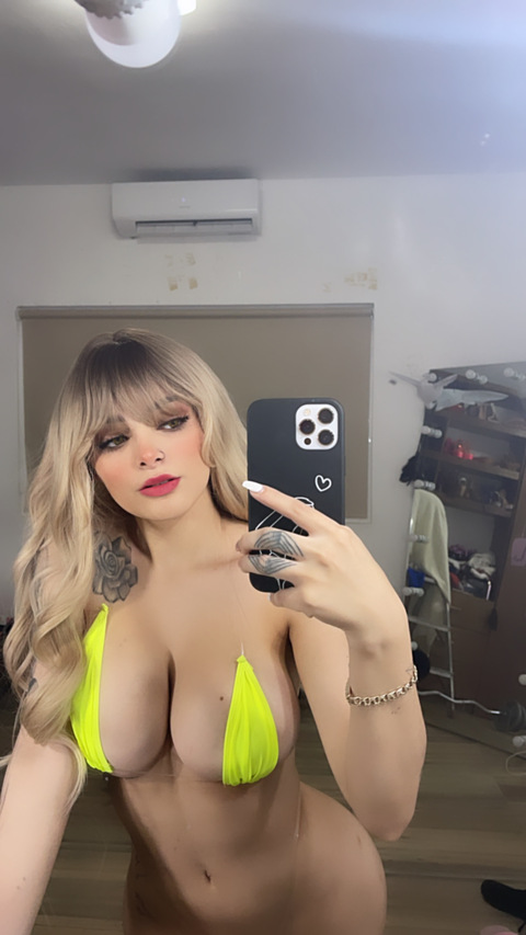Image d'en-tête OnlyFans karelyruizoficial