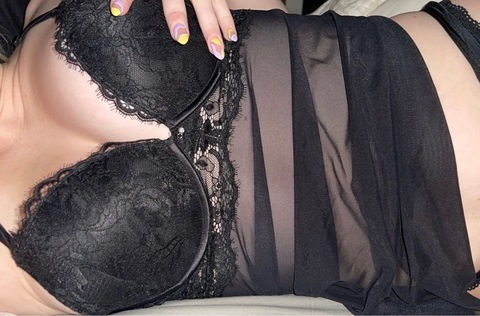 Картинка шапки OnlyFans karleeburb