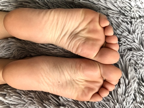 OnlyFans header picture karlyklairefeet