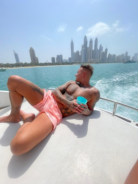 Gambar header OnlyFans kevynclaro