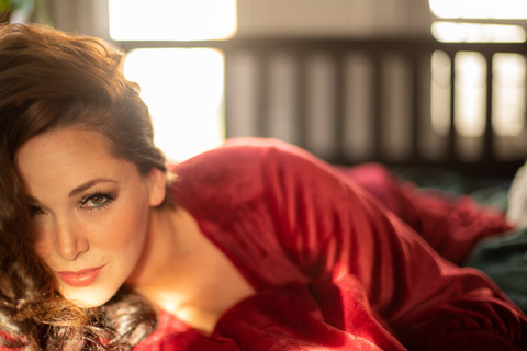 오직 팬들만 볼 수 있는 lindsaylanoche의 헤더 사진