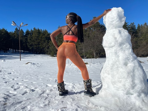 OnlyFansのヘッダー画像 mel_exclusive