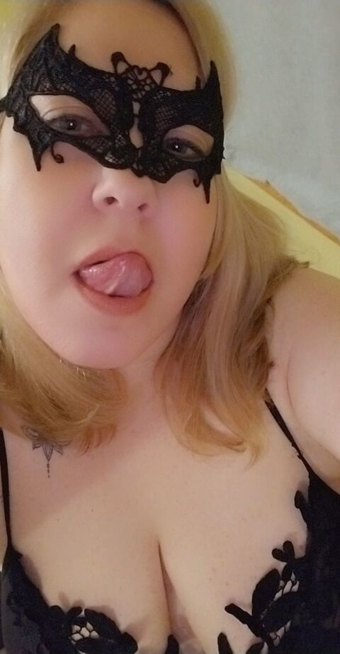 OnlyFans header picture midwestmilfies