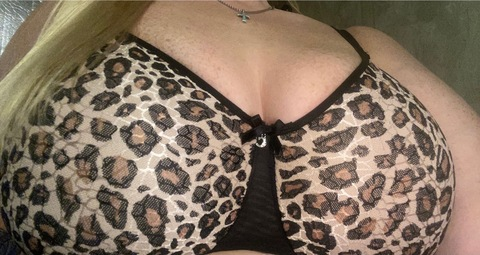 OnlyFansのヘッダー画像 monafun