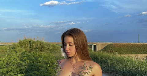 OnlyFans हेडर चित्र moonchild_777