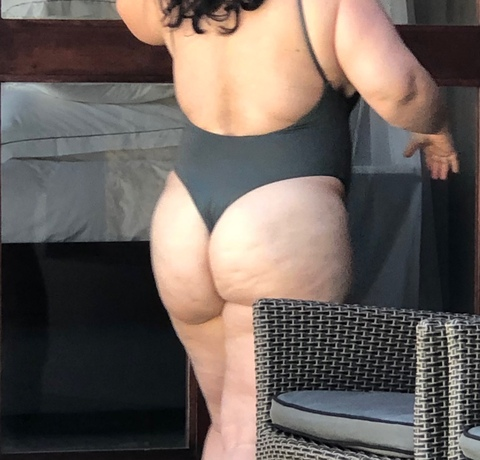 OnlyFans header picture mrs_short_n_thick
