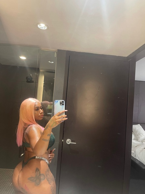 OnlyFansのヘッダー画像 nevssextapes