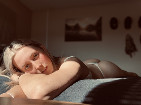 Image d'en-tête OnlyFans phoebejoy