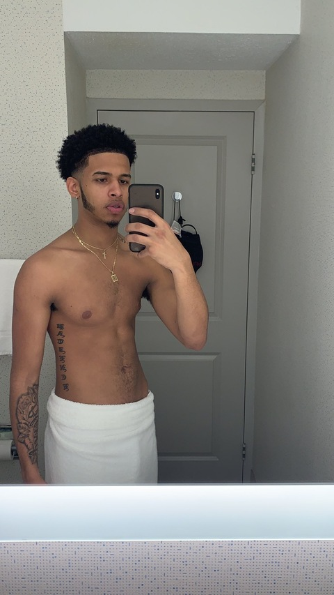 OnlyFans header picture prettyboii.e