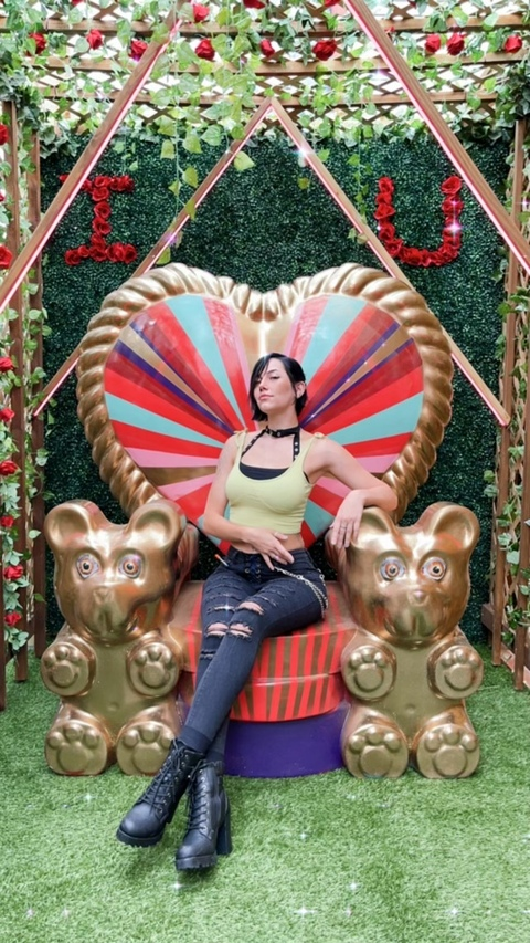 오직 팬들만 볼 수 있는 rox.annnie의 헤더 사진