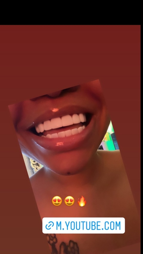 OnlyFans हेडर चित्र sheisonekind