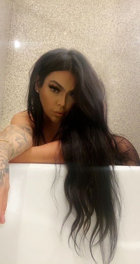 Gambar header OnlyFans shesnotmia