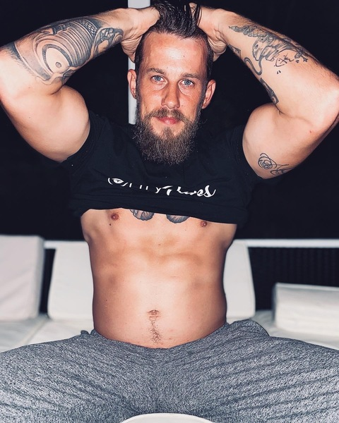 오직 팬들만 볼 수 있는 stonedcarpentry의 헤더 사진