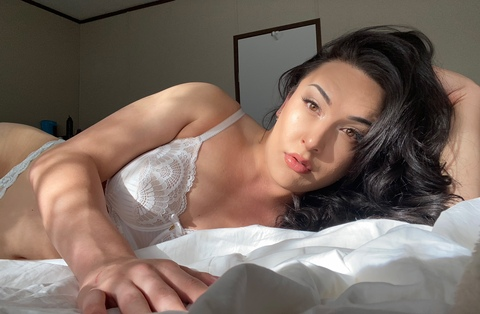 OnlyFans header picture theheavenlytris