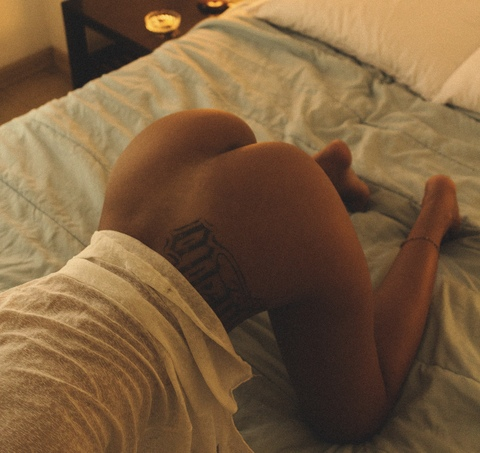 OnlyFansのヘッダー画像 tropicaldelirium