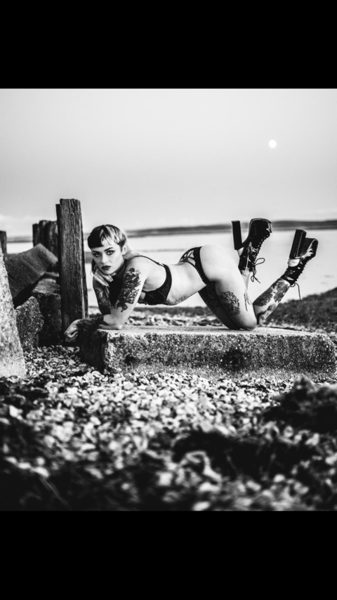 OnlyFansのヘッダー画像 vespersykes