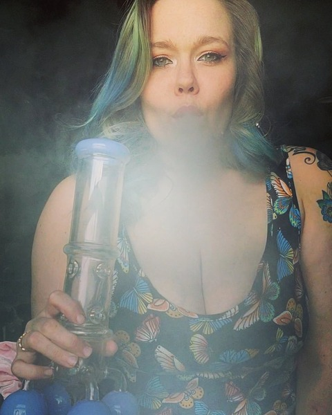 OnlyFansのヘッダー画像 vibes4daze