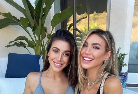 OnlyFansのヘッダー画像 weirdtwinthing