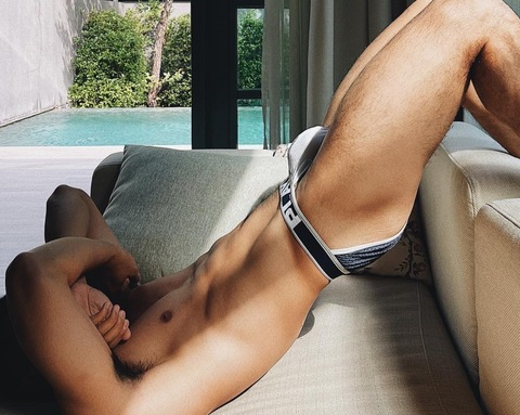 Gambar header OnlyFans zaizaikhun